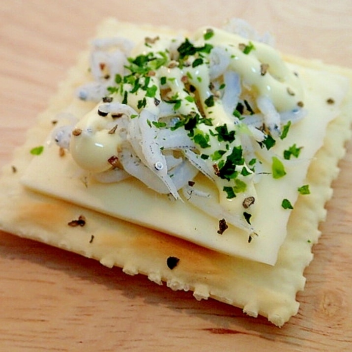 チーズとしらすのクラッカー レシピ 作り方 By ぷ みぃまま 楽天レシピ チーズとしらすのクラッカー レシピ 作り方 By ぷ みぃまま 楽天レシピ